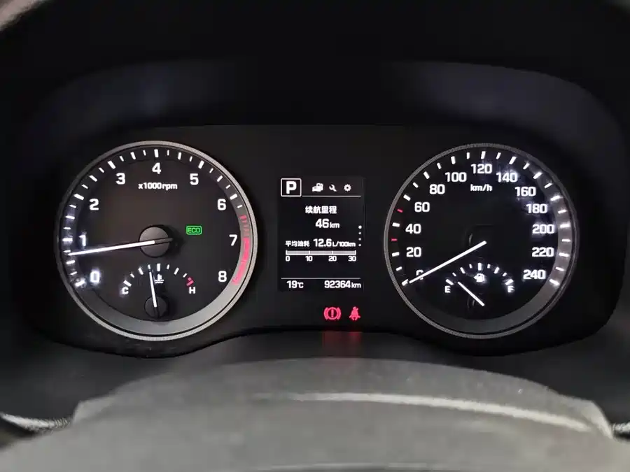 900x675_0_q87_c42_autohomecar__ChxpWGmpYi6AHw6wAAEpEuJeGJw362.jpg.webp Used Hyundai Tucson 2015 1.6T dual-clutch two-wheel drive intelligent model