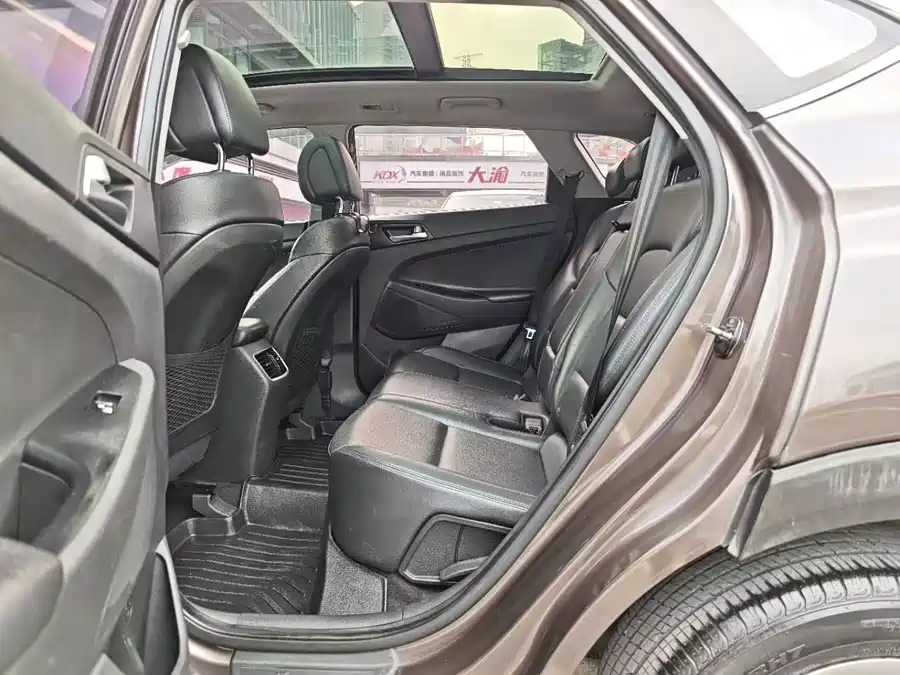 900x675_0_q87_c42_autohomecar__ChxpWGmpYiiAEFFVAAKMQ2tskNo902.jpg.webp Used Hyundai Tucson 2015 1.6T dual-clutch two-wheel drive intelligent model