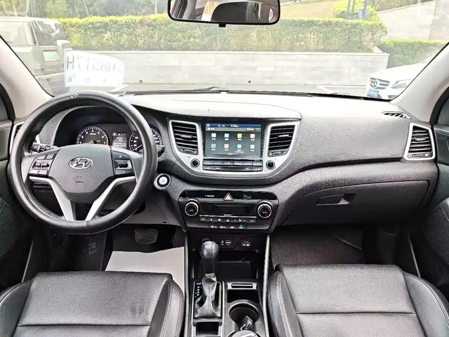 900x675_0_q87_c42_autohomecar__ChxpWGmpYiiAVcZpAAMxt3UisdA522.jpg.webp Used Hyundai Tucson 2015 1.6T dual-clutch two-wheel drive intelligent model