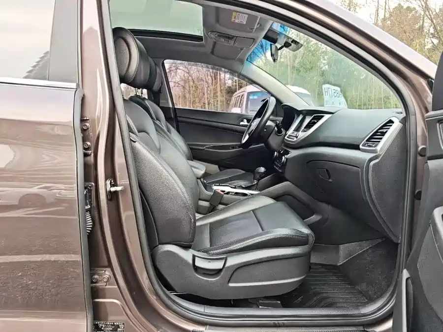 900x675_0_q87_c42_autohomecar__ChxpWGmpYimAYAUbAAKrdaGYGdM236.jpg.webp Used Hyundai Tucson 2015 1.6T dual-clutch two-wheel drive intelligent model