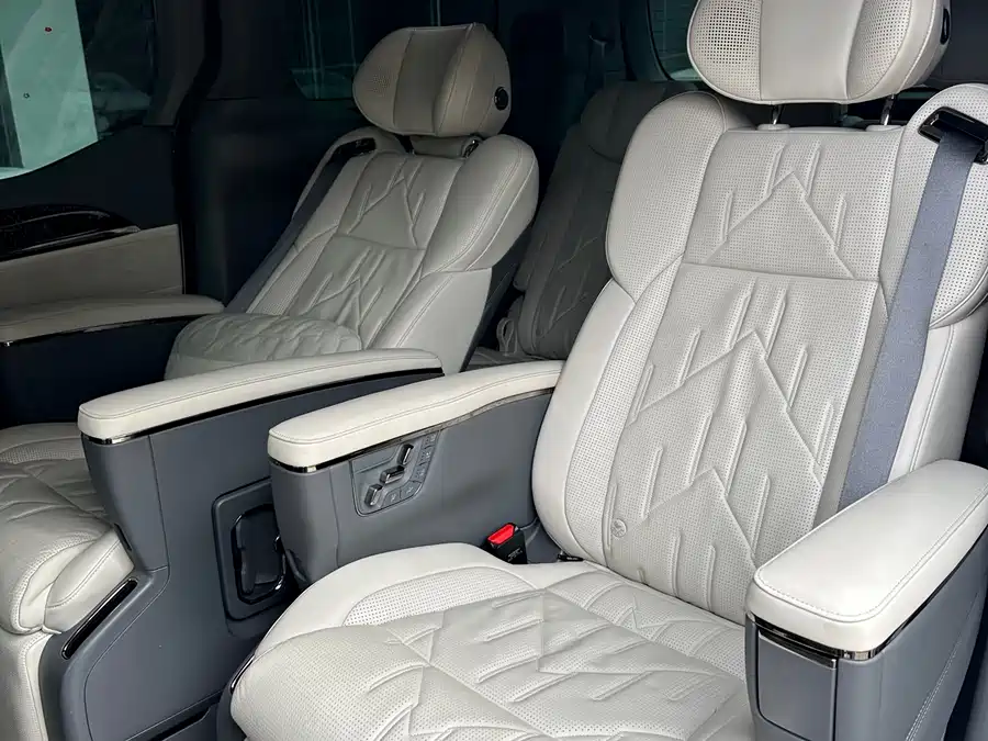 900x675_0_q87_c42_autohomecar__ChxpWGmqUIGAI5NLAAkr46-qhW4415.jpg.webp Used Zeekr 009 2024 seven-seat aisle version four-wheel drive 108kWh