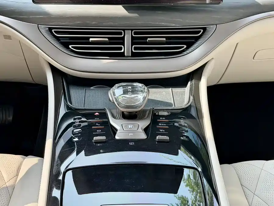900x675_0_q87_c42_autohomecar__ChxpWGmrwwKAK-wdAAO00PNDbXU677.jpg.webp Used Denza D9 2022 DM-i 970 four-wheel drive premium model