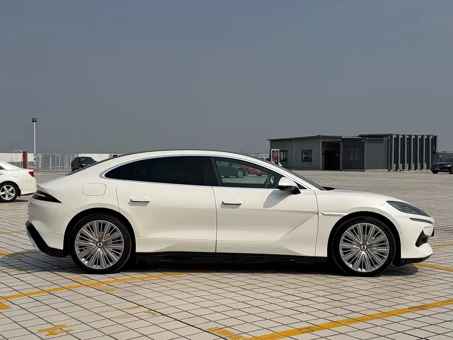 900x675_0_q87_c42_autohomecar__ChxpWGmuU1qAX0iNAAc9CBiOMl8124.jpg.webp Used Denza Z9 2024 1100km four-wheel drive Ultra version
