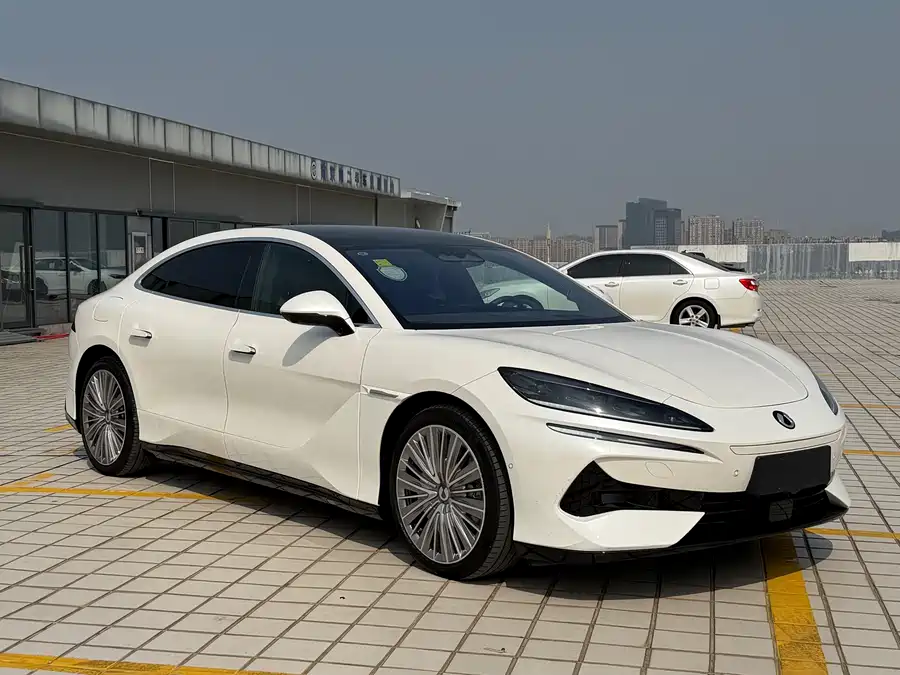 900x675_0_q87_c42_autohomecar__ChxpWGmuU1qAZ1NHAAf7J2U1fWw977.jpg.webp Used Denza Z9 2024 1100km four-wheel drive Ultra version