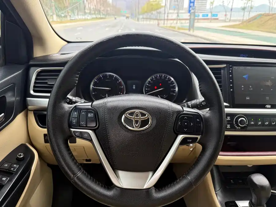 900x675_0_q87_c42_autohomecar__ChxpWGmw50eAa-uXAAjWvyuwF4U037.jpg.webp Used Toyota Highlander 2015 2.0T four-wheel drive elite version 7 seats