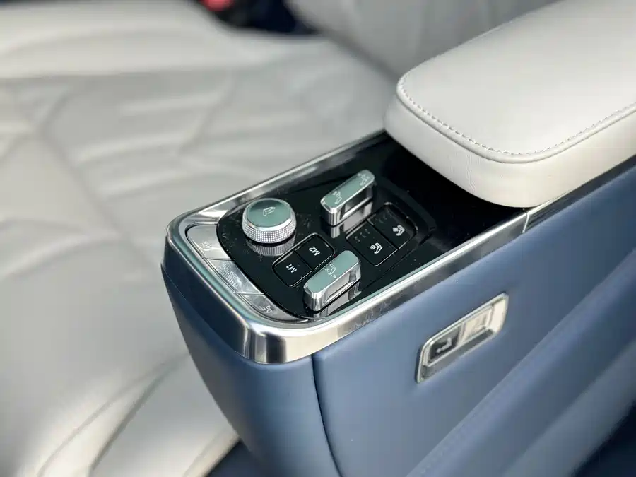 900x675_0_q87_c42_autohomecar__ChxpWGmwxo2AUm0XAAKpiD3T928052.jpg.webp Used Zeekr 009 2024 six-seat executive version four-wheel drive 108kWh