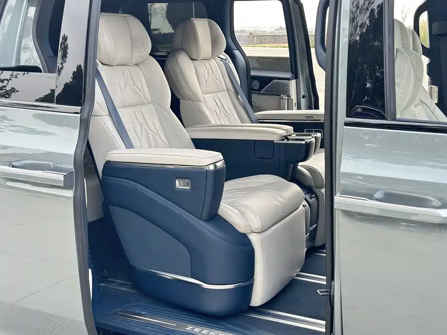 900x675_0_q87_c42_autohomecar__ChxpWGmwxoiAaK2NAAXA0evVodE072.jpg.webp Used Zeekr 009 2024 six-seat executive version four-wheel drive 108kWh