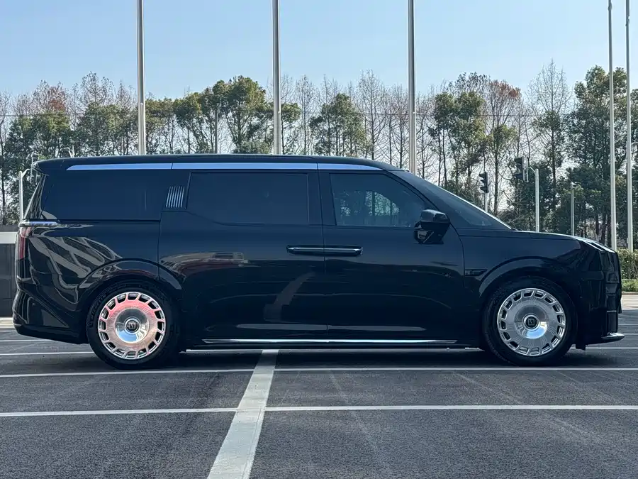 900x675_0_q87_c42_autohomecar__ChxpWGmyKGCAKtEMAAubaJRwOzs630.jpg.webp Used Zeekr 009 2024 Model Glory