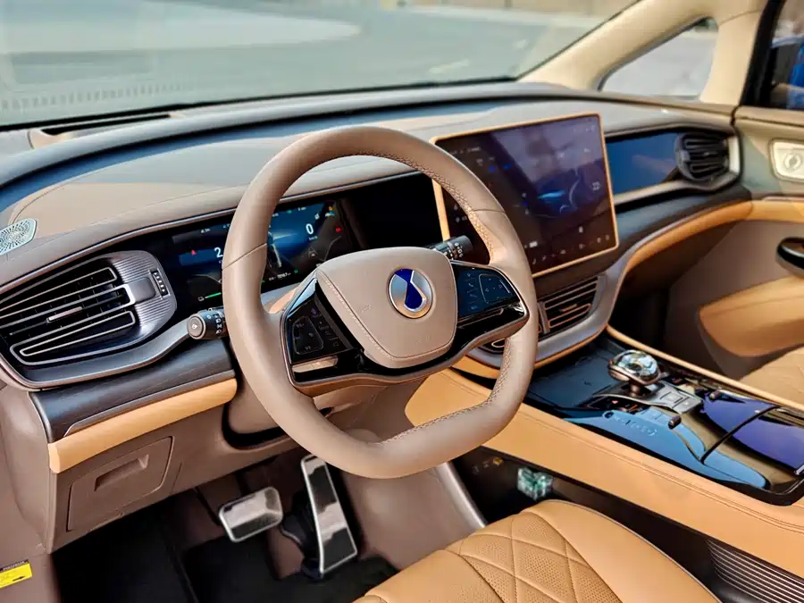 900x675_0_q87_c42_autohomecar__ChxpWGmyRZyASnAoAAkAsbOYPC0202.jpg.webp Used Denza D9 2022 DM-i 970 four-wheel drive flagship model